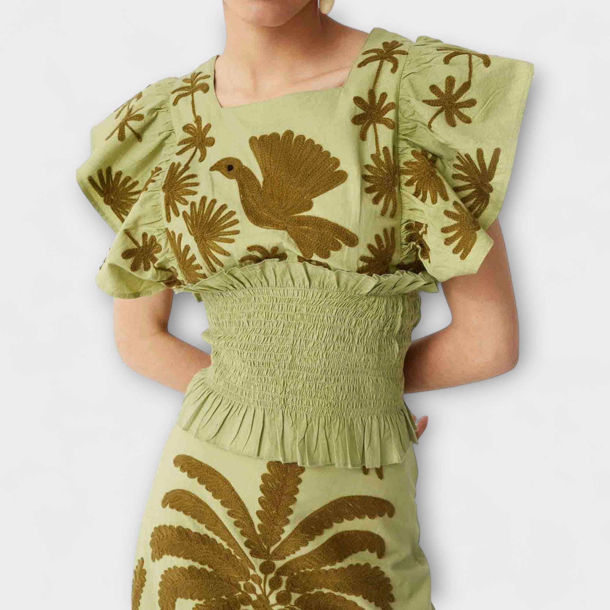 Stilren klänning med palmtryck