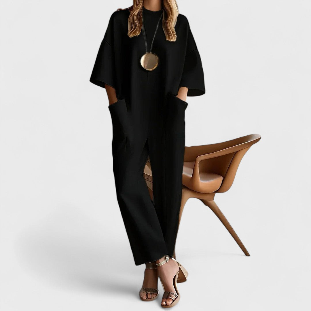 Emmy - Elegant jumpsuit med korta ärmar" can be rewritten as:

"Emmy - Stilren jumpsuit med korta ärmar
