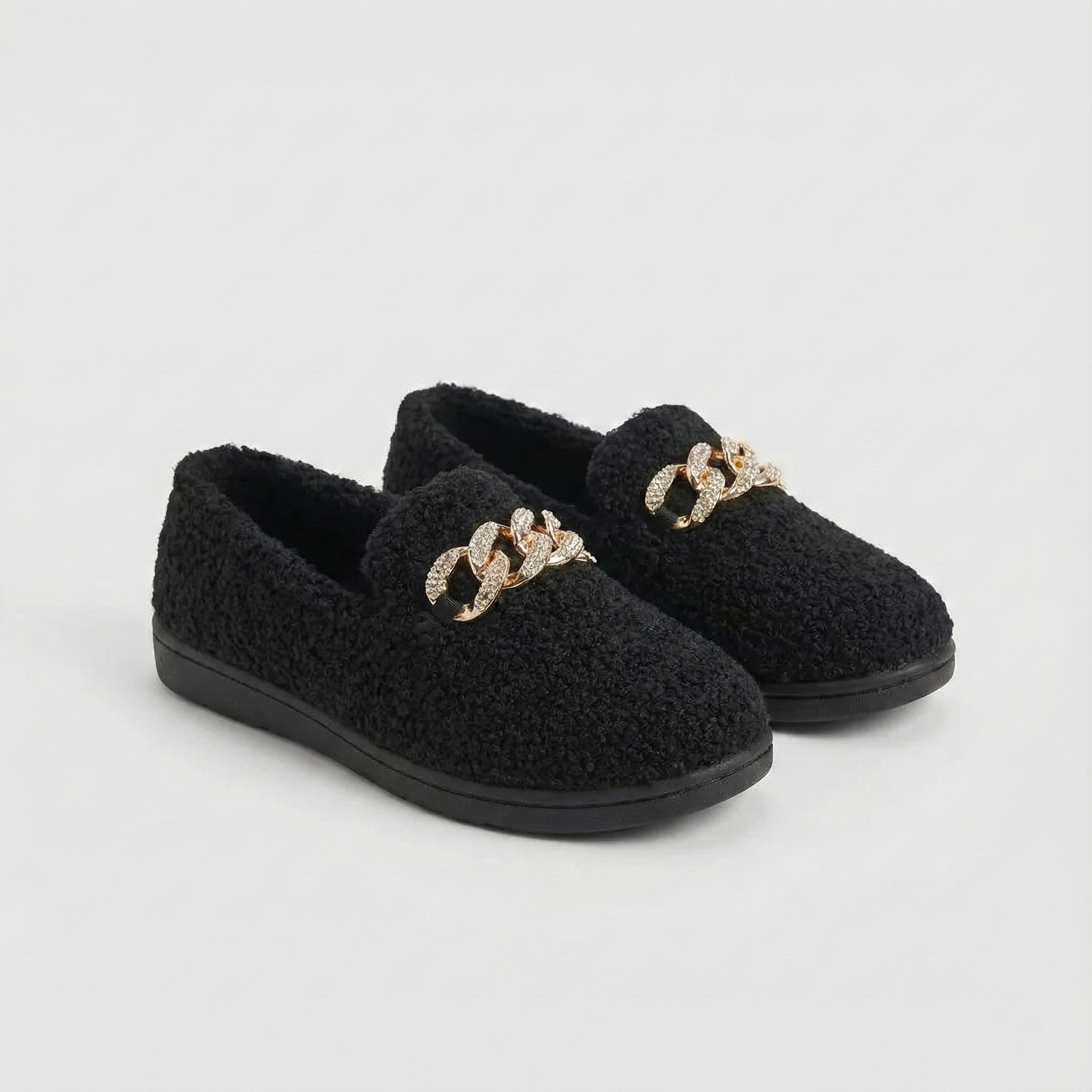 Plyschmoccasiner med gyllene kedja