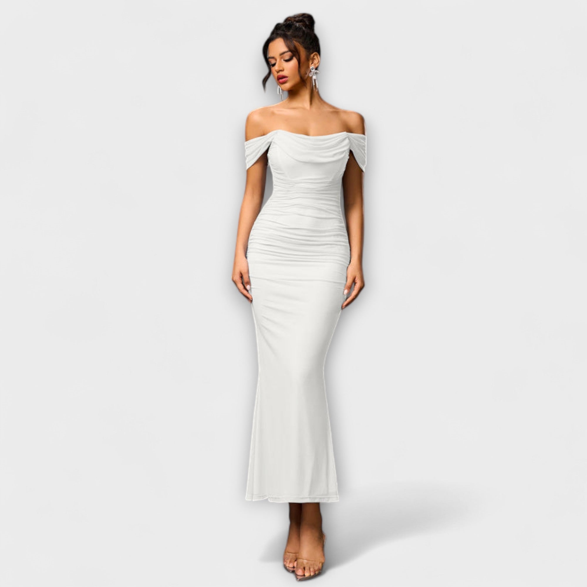 Bodycon-klänning med asymmetriska axlar och volangdetaljer
