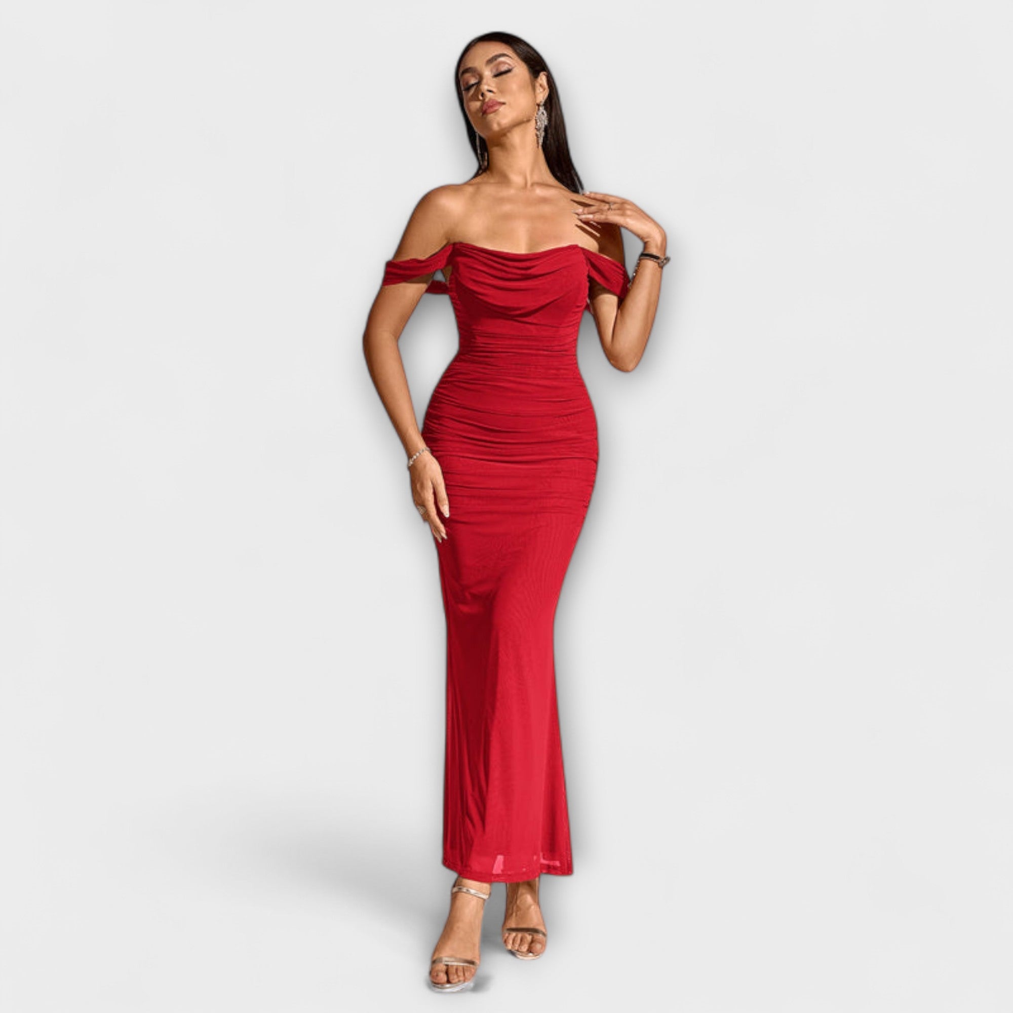 Bodycon-klänning med asymmetriska axlar och volangdetaljer