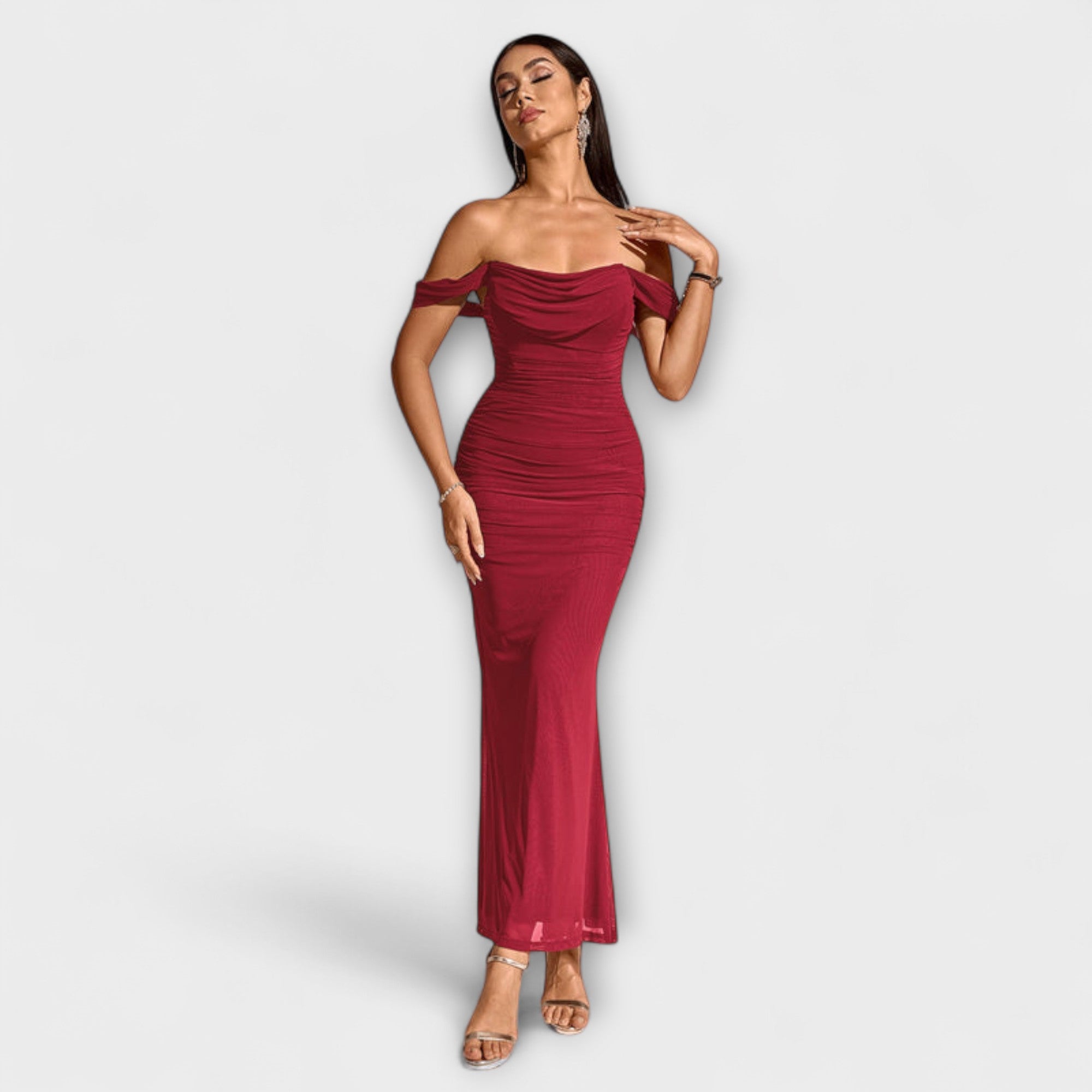 Bodycon-klänning med asymmetriska axlar och volangdetaljer