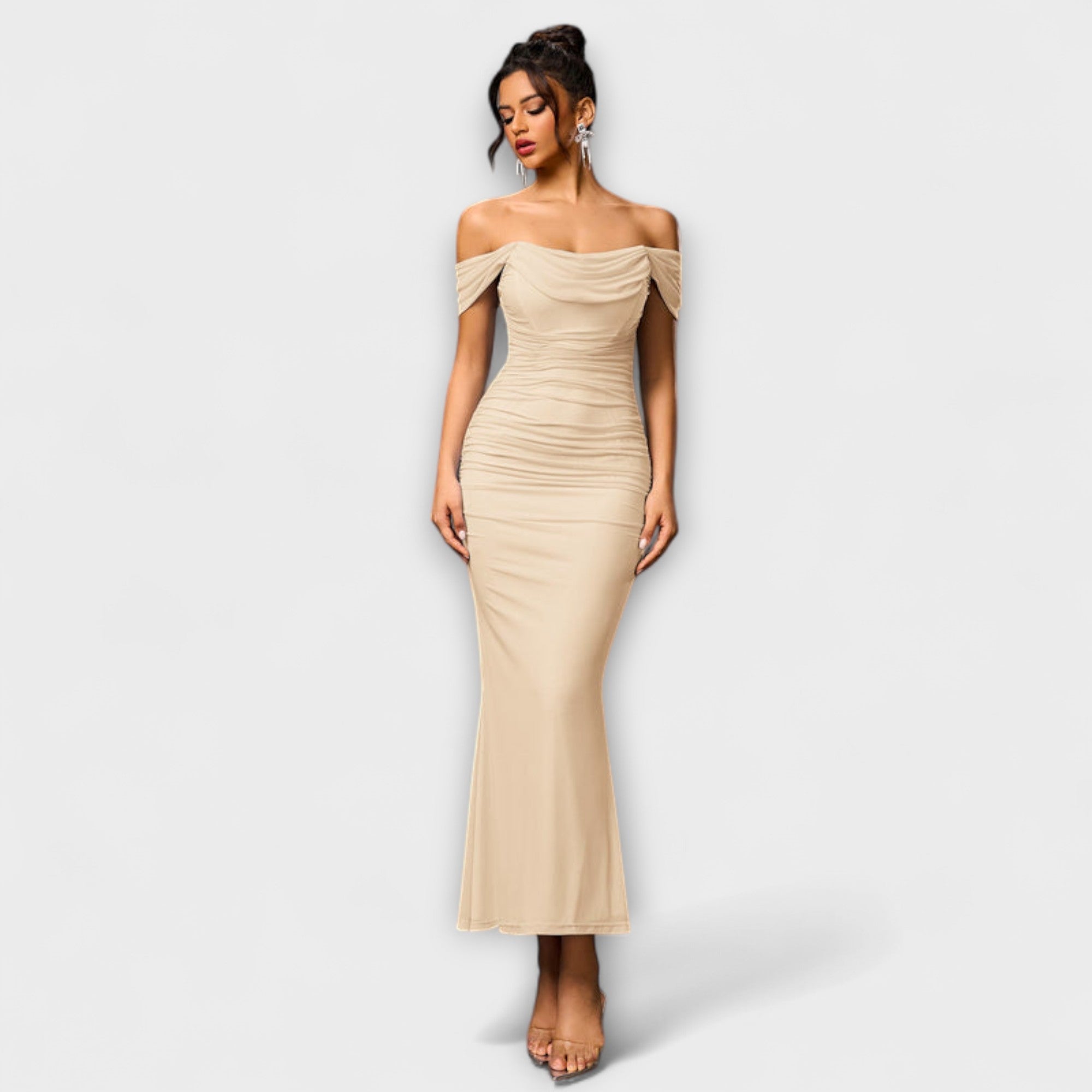 Bodycon-klänning med asymmetriska axlar och volangdetaljer