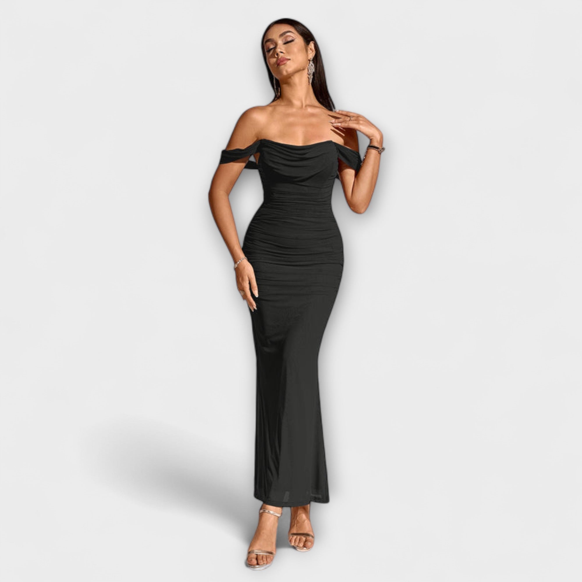 Bodycon-klänning med asymmetriska axlar och volangdetaljer