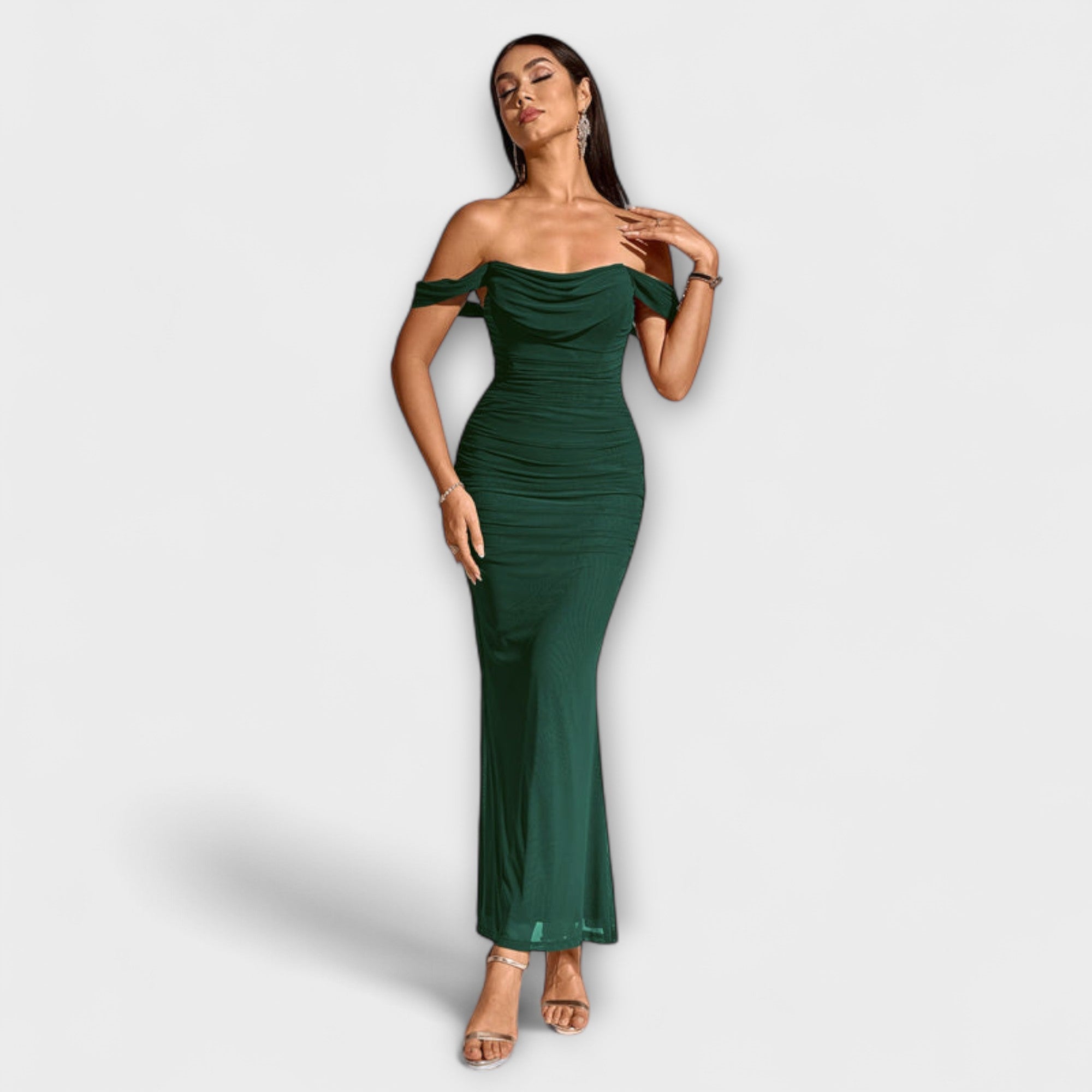 Bodycon-klänning med asymmetriska axlar och volangdetaljer