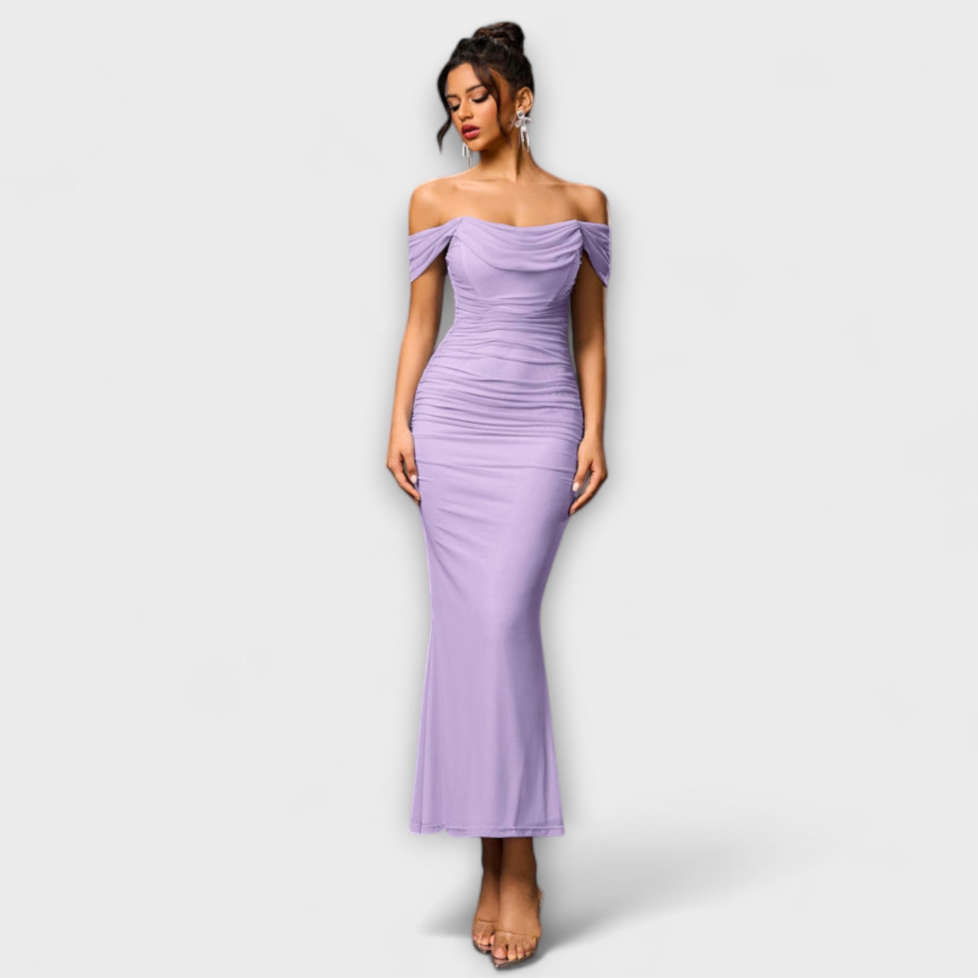 Bodycon-klänning med asymmetriska axlar och volangdetaljer