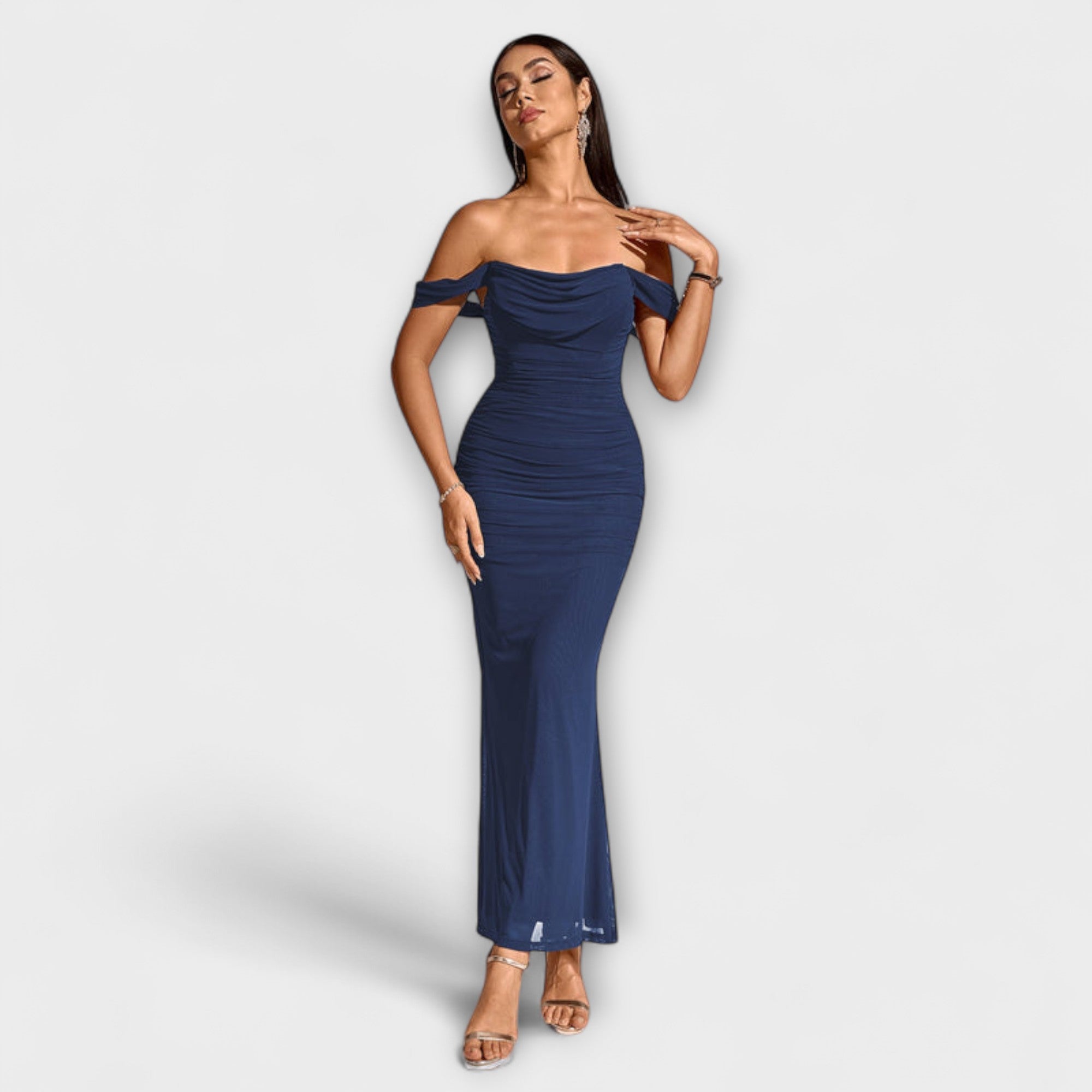 Bodycon-klänning med asymmetriska axlar och volangdetaljer