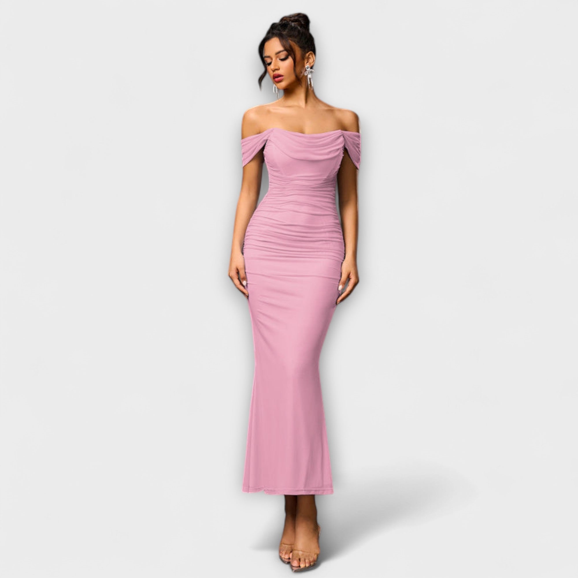 Bodycon-klänning med asymmetriska axlar och volangdetaljer