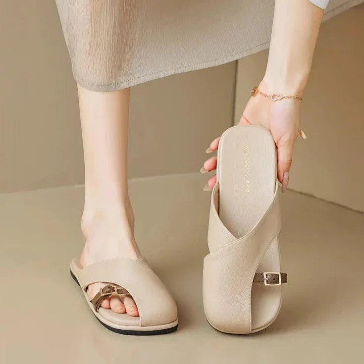 Minimalistiska sandaler med justerbart spänne